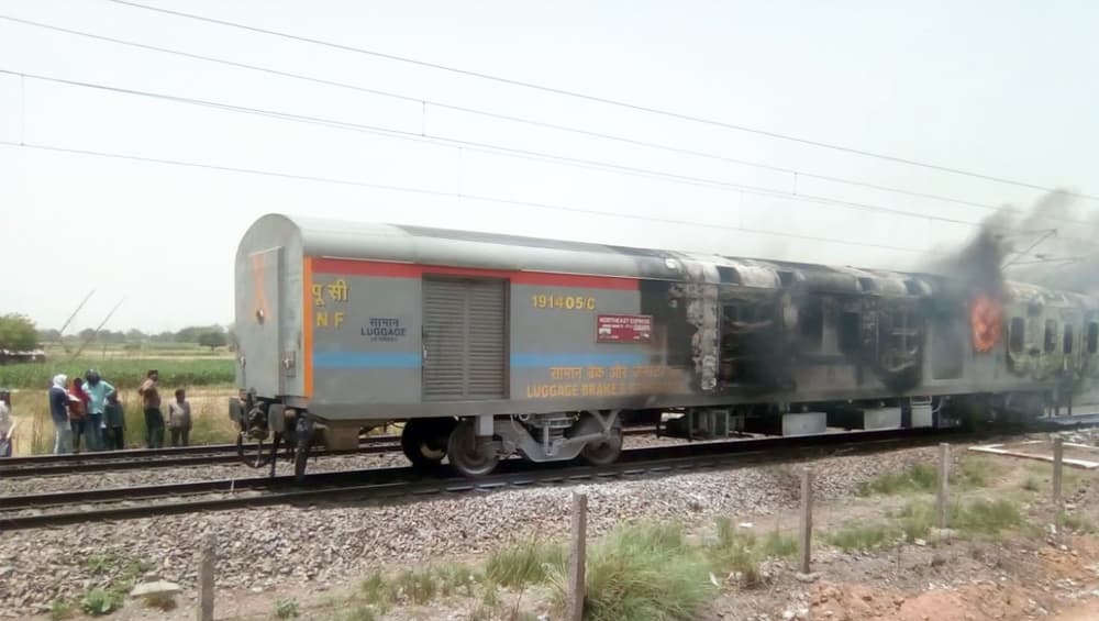 मिर्जापुर : कामाख्या एक्सप्रेस के इंजन और जनरेटर रूम में लगी भीषण आग, कोई हताहत नहीं