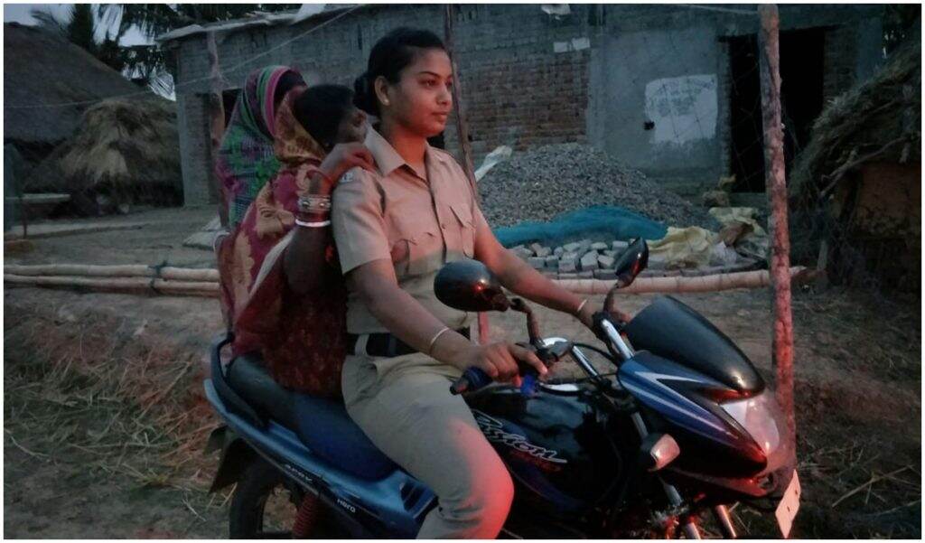 ओडिशा महिला पुलिस के जज्बे को सलाम, फानी तूफान के बाद जी जान से लोगों की मदद में लगी, हर कोई कर रहा है तारीफ ओडिशा महिला पुलिस के जज्बे को सलाम, फानी तूफान के बाद जी जान से लोगों की मदद में लगी, हर कोई कर रहा है तारीफ