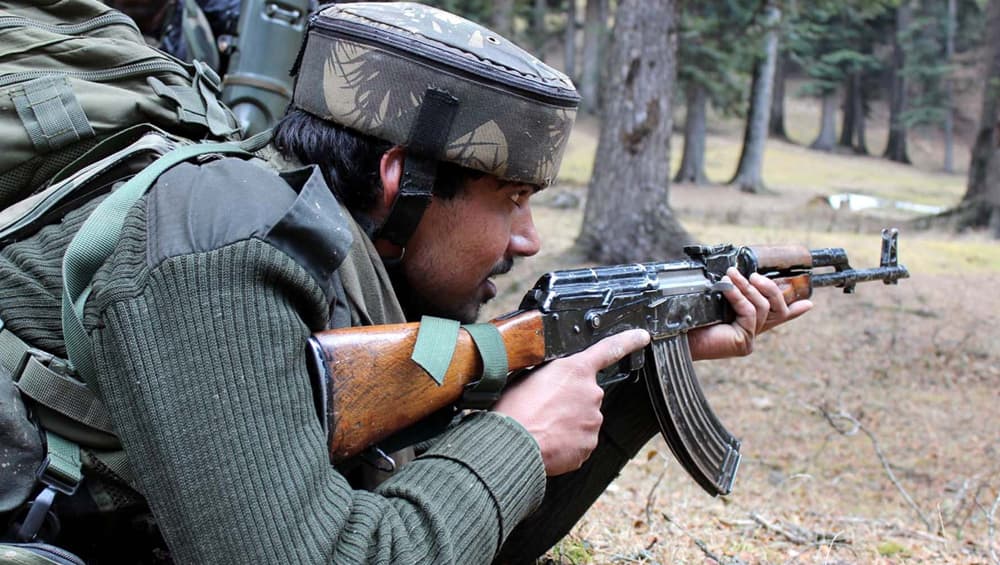जम्मू-कश्मीर: त्राल में CRPF कैंप पर आतंकी हमला, सुरक्षाबलों और आतंकियों के बीच मुठभेड़ जारी जम्मू-कश्मीर: त्राल में CRPF कैंप पर आतंकी हमला, सुरक्षाबलों और आतंकियों के बीच मुठभेड़ जारी