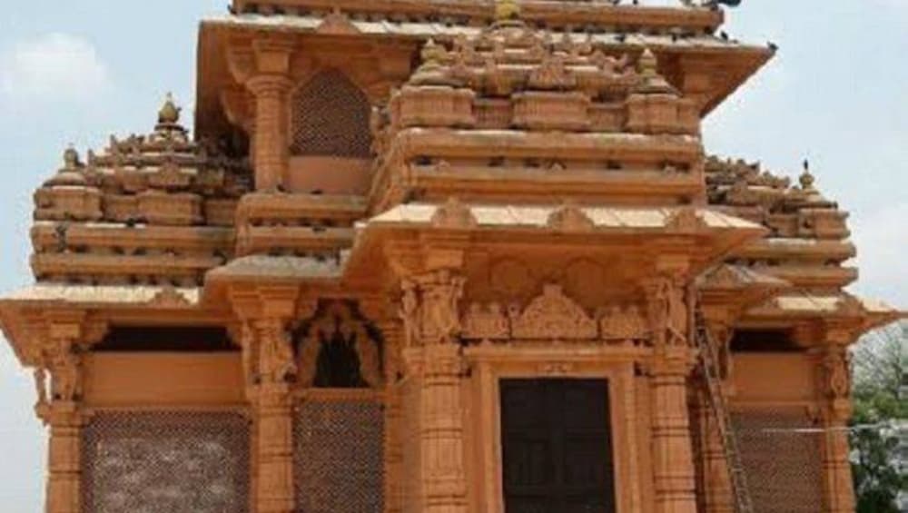 गुजरात: 800 साल पुराने इस हिंदू मंदिर में होती है मुस्लिम महिला की पूजा, वजह जानकर आप भी रह जाएंगे दंग गुजरात: 800 साल पुराने इस हिंदू मंदिर में होती है मुस्लिम महिला की पूजा, वजह जानकर आप भी रह जाएंगे दंग