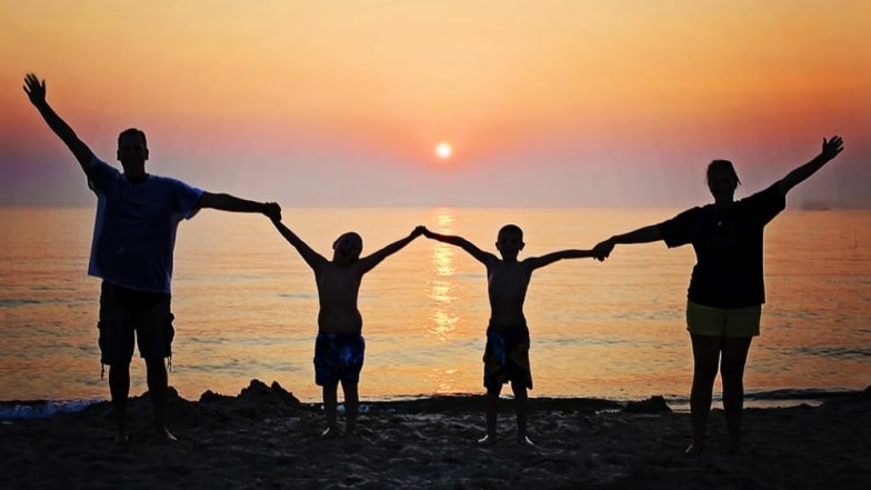International Day of Families 2019: फैमिली है तो सब कुछ है, इन छोटी-छोटी बातों से बनाएं परिवार के साथ अपना एक मजबूत रिश्ता