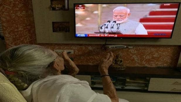 नरेंद्र मोदी जब ले रहे थे प्रधानमंत्री पद की शपथ, तब टीवी देख ताली बजा रही थी मां हीरा बेन