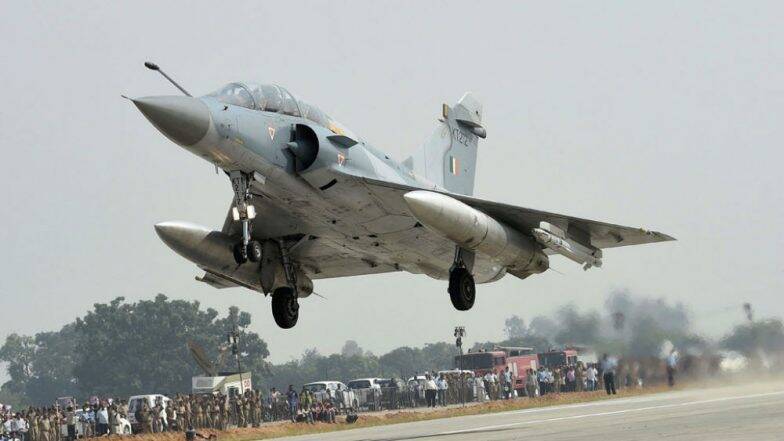 IAF ने पाकिस्तान से आ रहे एक कार्गों प्लेन को जयपुर एयरपोर्ट पर उतरवाया, देखें वीडियो