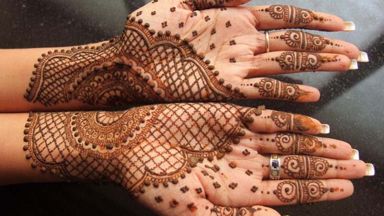 Dhanteras 2020 Mehndi Design: धनतेरस पर अपने हाथों की खूबसूरती को बढ़ाने के लिए ट्राई करें मेहंदी के ये आकर्षक डिजाइन्स (Watch Videos)
