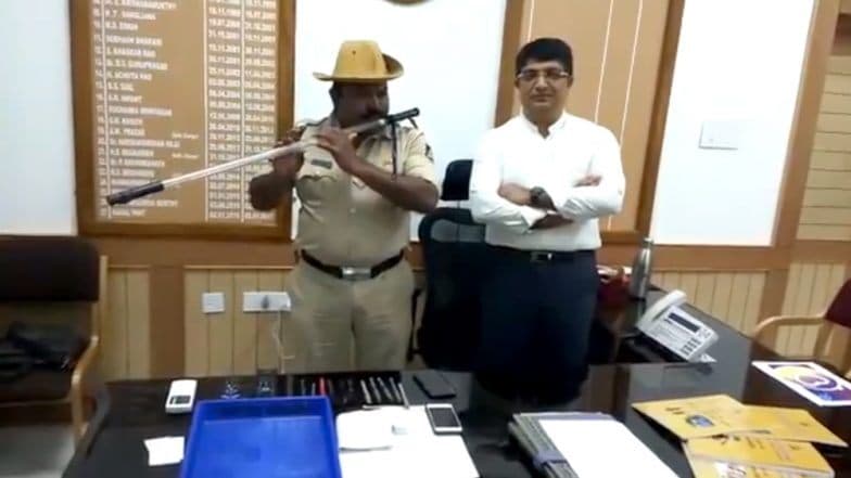 अनोखा टाइमपास: जिस पुलिस की लाठी से अपराधियों को ठोंका जाता है, हेड कांस्टेबल ने उसे ही बना डाला बांसुरी: देखें वीडियो अनोखा टाइमपास: जिस पुलिस की लाठी से अपराधियों को ठोंका जाता है, हेड कांस्टेबल ने उसे ही बना डाला बांसुरी: देखें वीडियो