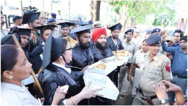 प्रधानमंत्री की रैली के पास मोदी, इंजीनियरिंग, BA और LLB के नाम से पकौड़े बेच रहे छात्रों को पुलिस ने हिरासत में लिया