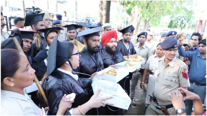 प्रधानमंत्री की रैली के पास मोदी, इंजीनियरिंग, BA और LLB के नाम से पकौड़े बेच रहे छात्रों को पुलिस ने हिरासत में लिया