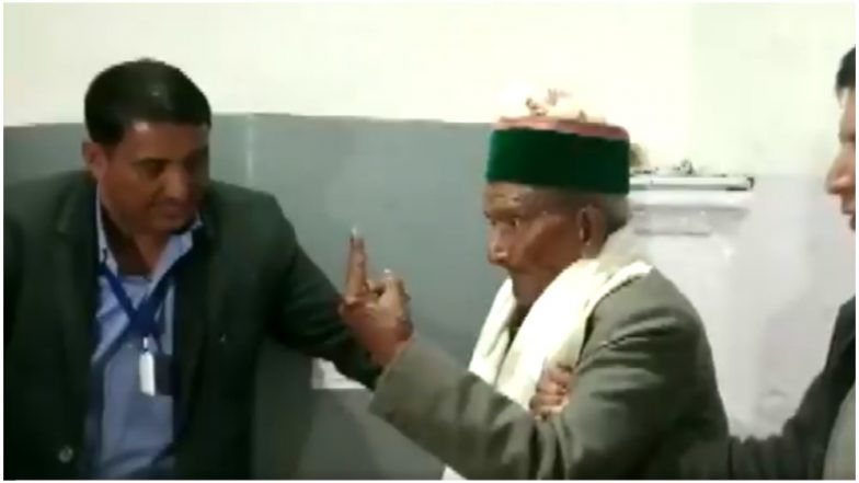 लोकसभा चुनाव 2019: आंखों से कम दिखने के बावजूद भारत के पहले मतदाता श्याम सरन नेगी ने डाला वोट, देखें Video