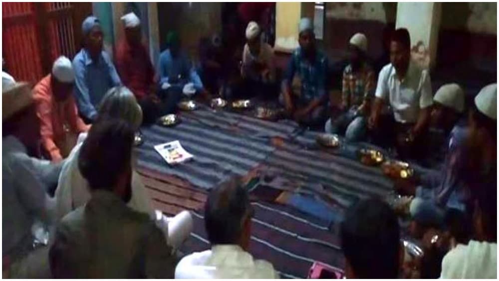 अयोध्या के श्री सीताराम मंदिर में पेश की गई हिंदू-मुस्लिम एकता की मिसाल, इफ्तार पार्टी का हुआ आयोजन अयोध्या के श्री सीताराम मंदिर में पेश की गई हिंदू-मुस्लिम एकता की मिसाल, इफ्तार पार्टी का हुआ आयोजन