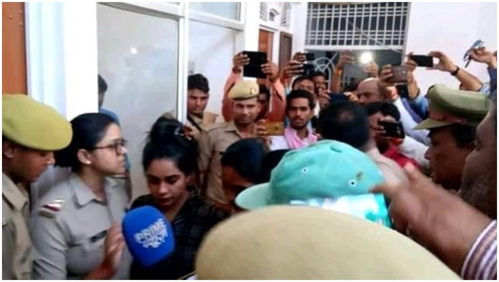 सिरफिरे आशिक ने भोजपुरी अभिनेत्री रितु सिंह को बनाया बंधक, पुलिस पर की फायरिंग, हुआ गिरफ्तार सिरफिरे आशिक ने भोजपुरी अभिनेत्री रितु सिंह को बनाया बंधक, पुलिस पर की फायरिंग, हुआ गिरफ्तार