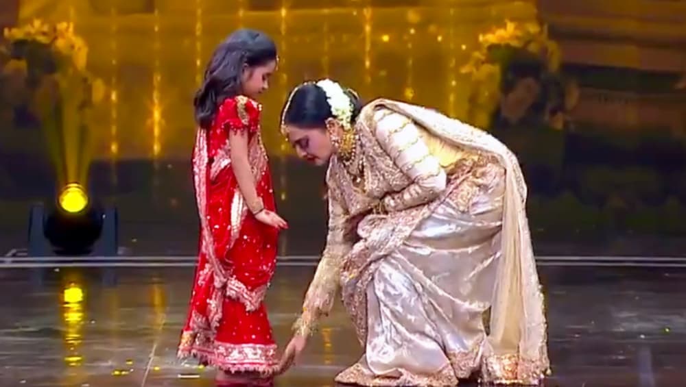 VIDEO: Super Dancer Chapter 3 के मंच पर कंटेस्टेंट के पैर छूने को मजबूर हो गईं रेखा, ये थी वजह! VIDEO: Super Dancer Chapter 3 के मंच पर कंटेस्टेंट के पैर छूने को मजबूर हो गईं रेखा, ये थी वजह!