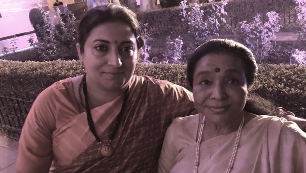 पीएम मोदी के शपथ ग्रहण के बाद भीड़ में फंस गईं थी आशा भोसले, स्मृति ईरानी ने की बड़ी मदद पीएम मोदी के शपथ ग्रहण के बाद भीड़ में फंस गईं थी आशा भोसले, स्मृति ईरानी ने की बड़ी मदद