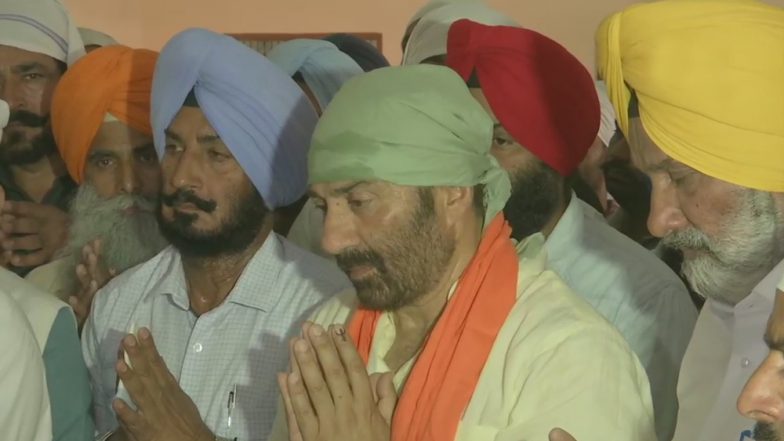 लोकसभा चुनाव 2019: सनी देओल ने डेरा बाबा नानक गुरुद्वारे में टेका मत्था, राजनीतिक सफलता के लिए की प्रार्थना 