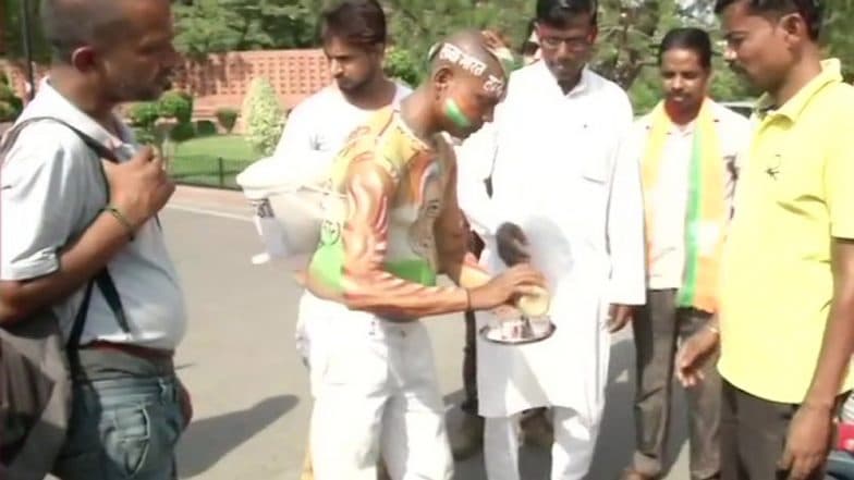बिहार: ये शख्स नरेंद्र मोदी का है दीवाना, सिर्फ शपथ ग्रहण में चाय बेचने आया था दिल्ली, देखें अनोखी तस्वीरें बिहार: ये शख्स नरेंद्र मोदी का है दीवाना, सिर्फ शपथ ग्रहण में चाय बेचने आया था दिल्ली, देखें अनोखी तस्वीरें
