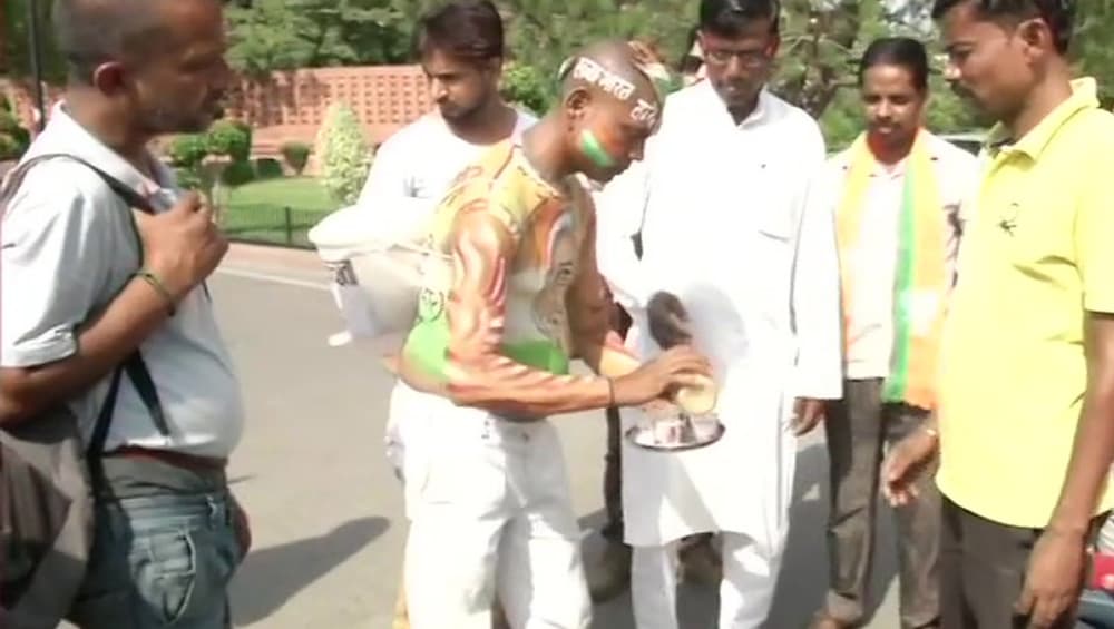 बिहार: ये शख्स नरेंद्र मोदी का है दीवाना, सिर्फ शपथ ग्रहण में चाय बेचने आया था दिल्ली, देखें अनोखी तस्वीरें बिहार: ये शख्स नरेंद्र मोदी का है दीवाना, सिर्फ शपथ ग्रहण में चाय बेचने आया था दिल्ली, देखें अनोखी तस्वीरें