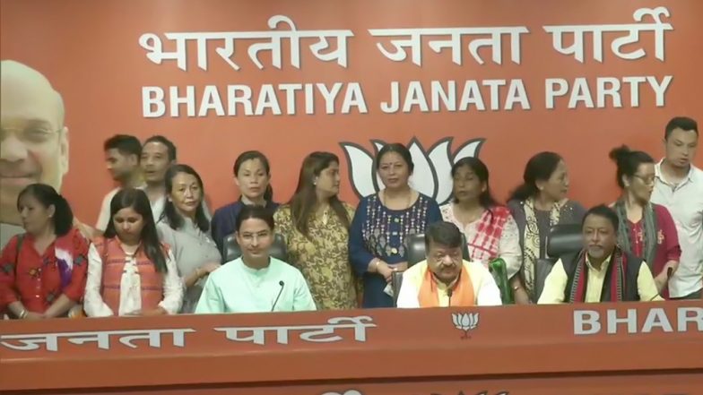 बंगाल में और मजबूत हुई बीजेपी, गोरखा जनमुक्ति मोर्चा के 17 पार्षदों ने थामा कमल का दामन