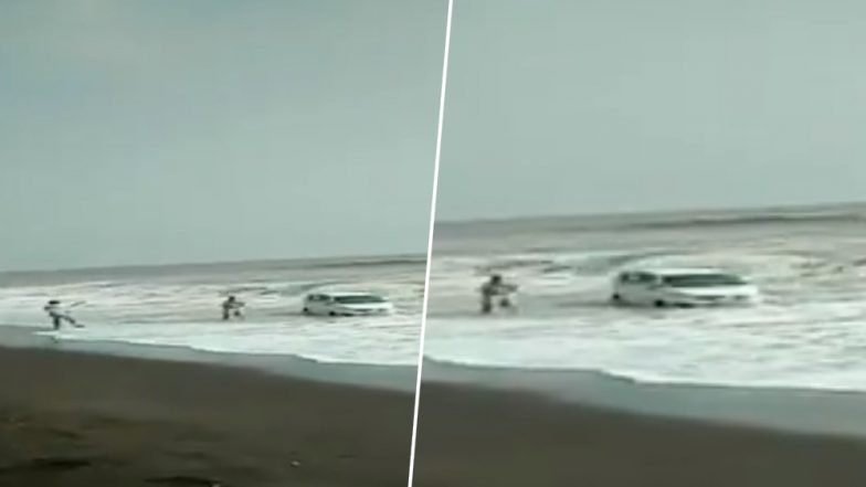 Video: पालघर में समुद्र की लहरों के बीच देखें कैसे हिचकोले खा रही है यह कार