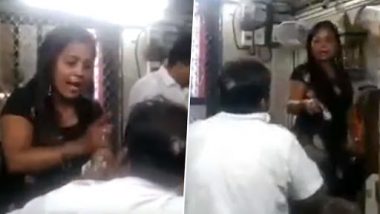 मुंबई: मोबाइल चोरी के आरोप में  रेलवे टिकट बुकिंग क्लर्क को महिला ने जमकर पीटा, देखें वीडियो