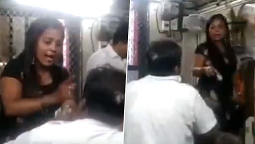 मुंबई: मोबाइल चोरी के आरोप में रेलवे टिकट बुकिंग क्लर्क को महिला ने जमकर पीटा, देखें वीडियो मुंबई: मोबाइल चोरी के आरोप में रेलवे टिकट बुकिंग क्लर्क को महिला ने जमकर पीटा, देखें वीडियो