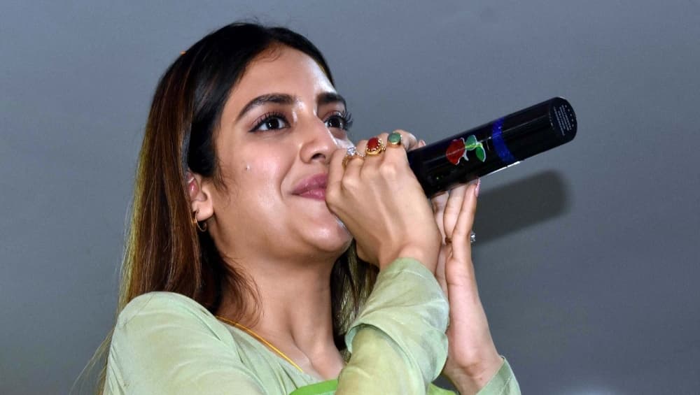 सांसद नुसरत जहां ने पश्चिम बंगाल में बीजेपी और कांग्रेस तृणमूल की हिंसा के बीच की शांति की अपील सांसद नुसरत जहां ने पश्चिम बंगाल में बीजेपी और कांग्रेस तृणमूल की हिंसा के बीच की शांति की अपील