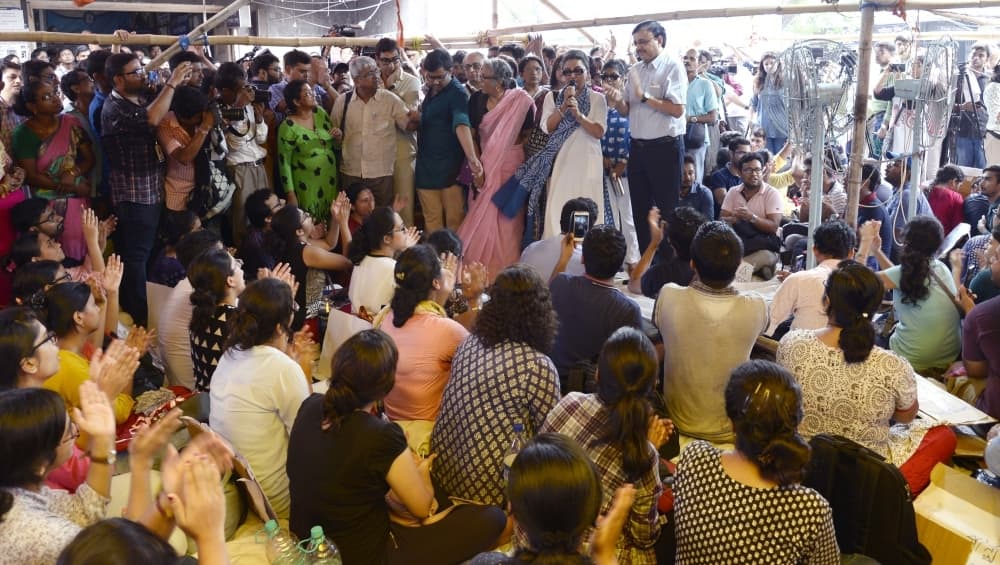 पश्चिम बंगाल: सरकारी अस्पतालों में हड़ताल जारी, डॉक्टरों ने दिया सामूहिक इस्तीफा पश्चिम बंगाल: सरकारी अस्पतालों में हड़ताल जारी, डॉक्टरों ने दिया सामूहिक इस्तीफा