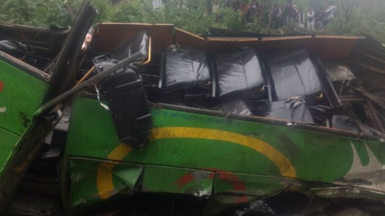 यूपी: बांदा जिले में बस और ट्रैक्टर की टॉली के बीच भीषण टक्कर, 13 घायल