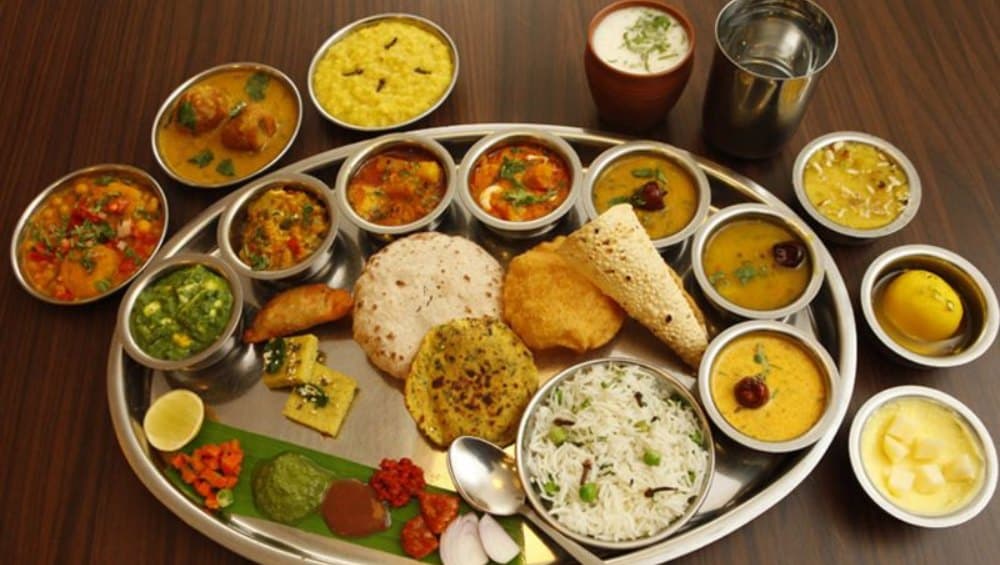 नई दिल्ली: इस रेस्टोरेंट ने शुरू की आर्टिकल 370 थाली, कश्मीरियों को मिलेगी 370 रूपये की छूट नई दिल्ली: इस रेस्टोरेंट ने शुरू की आर्टिकल 370 थाली, कश्मीरियों को मिलेगी 370 रूपये की छूट