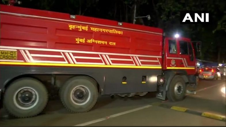 मुंबई में नौसेना के निर्माणाधीन युद्धपोत में लगी भीषण आग,1 मजदूर की दम घुटने से मौत