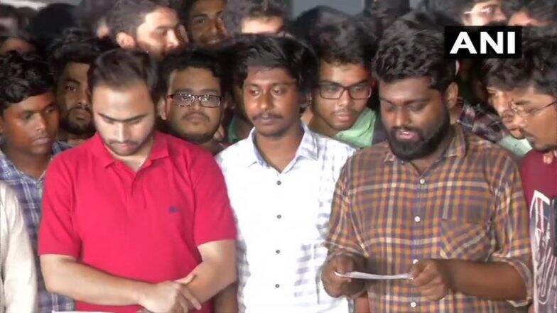 पश्चिम बंगाल: मुख्यमंत्री ममता बनर्जी से मुलाकात के बाद डॉक्टरों की हड़ताल खत्म पश्चिम बंगाल: मुख्यमंत्री ममता बनर्जी से मुलाकात के बाद डॉक्टरों की हड़ताल खत्म