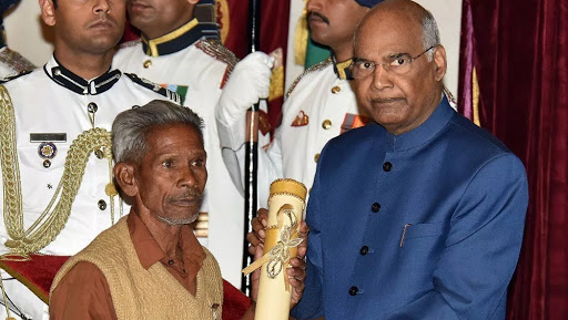 किसान दैतारी नायक को पद्मश्री पाने बाद से नहीं मिल रहा है काम, चींटे के अंडे खाने को मजबूर, कहा- लौटाना चाहता हूं सम्मान