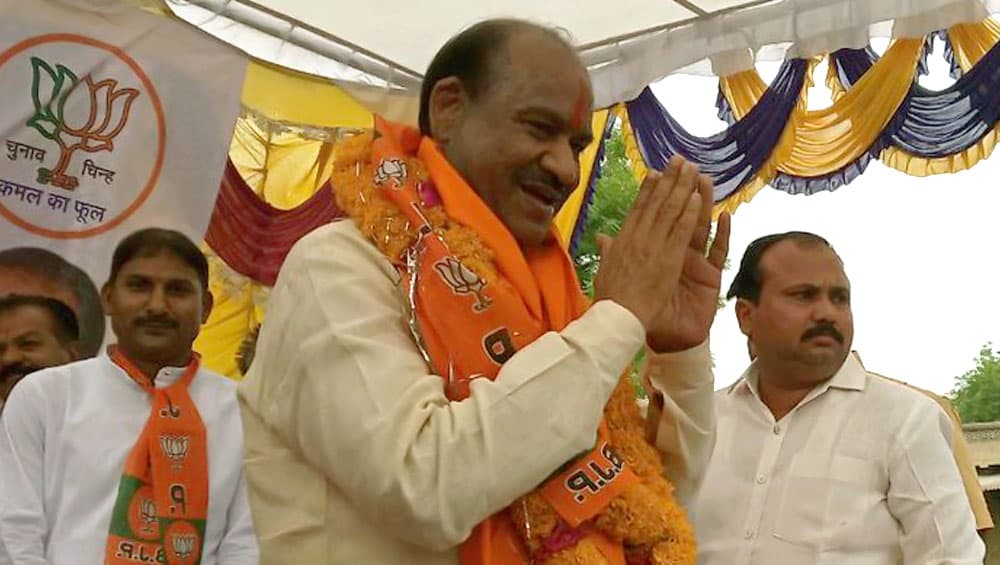ट्रेन में शराब पीकर हंगामा कर रहे युवकों को लोकसभा अध्यक्ष ओम बिरला ने भिजवाया जेल ट्रेन में शराब पीकर हंगामा कर रहे युवकों को लोकसभा अध्यक्ष ओम बिरला ने भिजवाया जेल