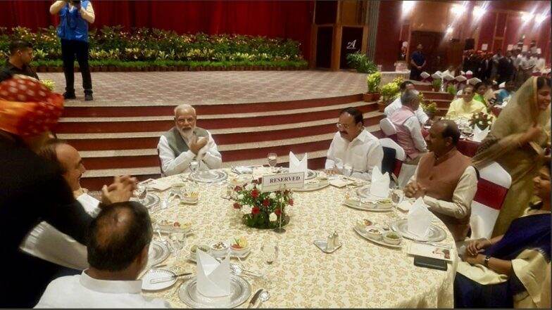 पीएम मोदी ने लोकसभा-राज्यसभा सांसदों को दिया डिनर, सोनिया, राहुल और अखिलेश यादव नहीं हुए शामिल पीएम मोदी ने लोकसभा-राज्यसभा सांसदों को दिया डिनर, सोनिया, राहुल और अखिलेश यादव नहीं हुए शामिल