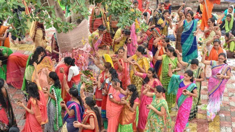 Vat Purnima 2019: पत्नियां अपने पति की लंबी उम्र के लिए रखती हैं व्रत, जानें इस दिन का महत्त्व Vat Purnima 2019: पत्नियां अपने पति की लंबी उम्र के लिए रखती हैं व्रत, जानें इस दिन का महत्त्व