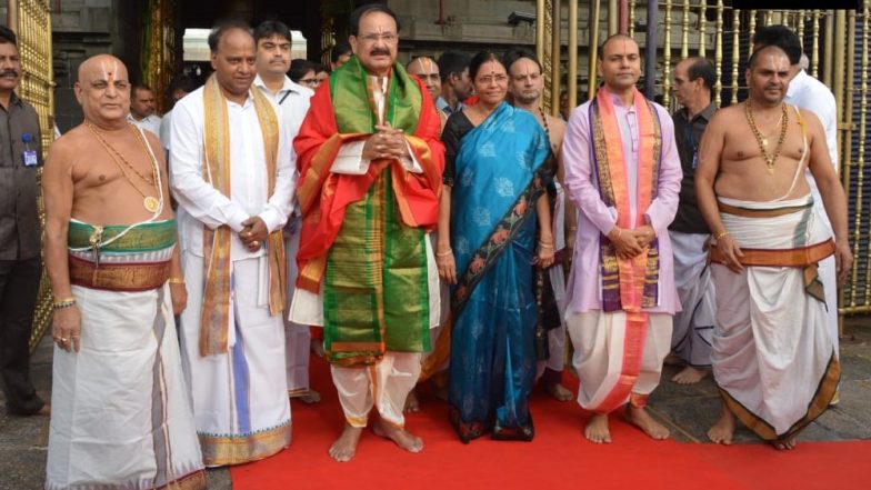 उपराष्ट्रपति वेंकैया नायडू ने तिरुमला मंदिर में परिवार के साथ की पूजा-अर्चना