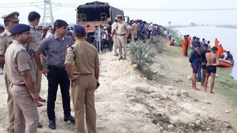 लखनऊ में बड़ा हादसा: इंदिरा नहर में गिरी यात्रियों से भरी पिकअप वैन, 22 लोगों को बचाया, 7 बच्चे अब भी लापता लखनऊ में बड़ा हादसा: इंदिरा नहर में गिरी यात्रियों से भरी पिकअप वैन, 22 लोगों को बचाया, 7 बच्चे अब भी लापता