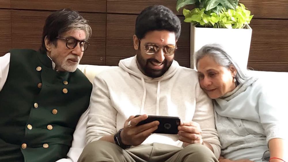 सेल्फी के लिए हिंदी शब्द तलाशने में जुटे अमिताभ बच्चन, ट्विटर पर बताई अपनी मुश्किल सेल्फी के लिए हिंदी शब्द तलाशने में जुटे अमिताभ बच्चन, ट्विटर पर बताई अपनी मुश्किल
