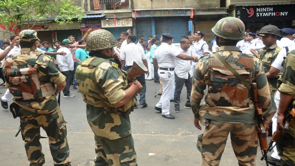 तृणमूल कांग्रेस और बीजेपी कार्यकर्ताओं के बीच हुए झड़प में 8 के मरने की आशंका, कई अन्य घायल तृणमूल कांग्रेस और बीजेपी कार्यकर्ताओं के बीच हुए झड़प में 8 के मरने की आशंका, कई अन्य घायल