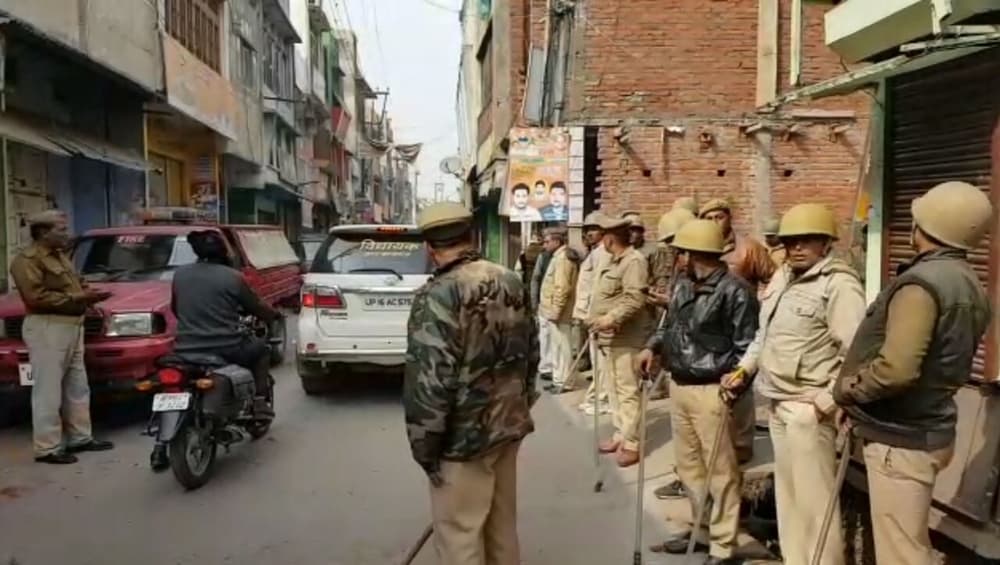 अयोध्या में आतंकी संभावित आतंकी हमले की आशंका पर पूरा शहर में हाई अलर्ट जारी अयोध्या में आतंकी संभावित आतंकी हमले की आशंका पर पूरा शहर में हाई अलर्ट जारी