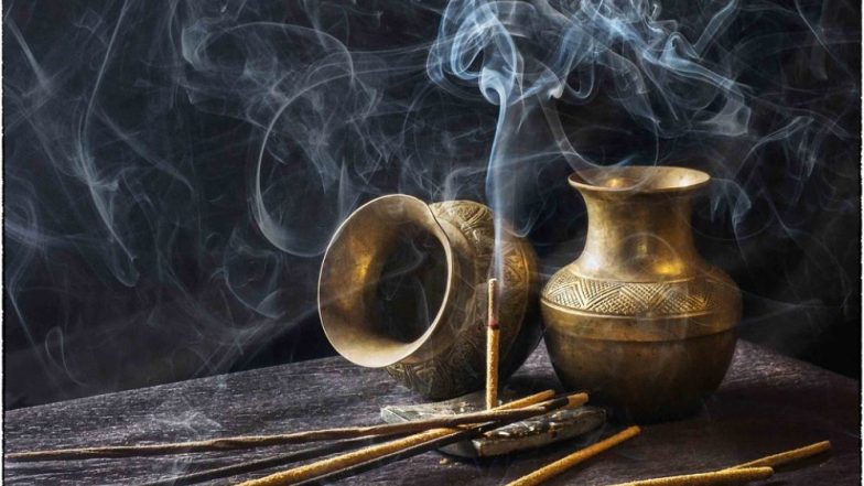घर में धूप-दीप जलाने से नकारात्मक शक्तियां होती हैं नष्ट, जानें इसका आध्यात्मिक महत्व