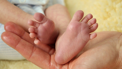 अमेरिका: 10 हफ्ते की बच्ची की हत्या के आरोप में माता-पिता गिरफ्तार, पोस्टमॉर्टम रिपोर्ट में मिले  96 फ्रैक्चर