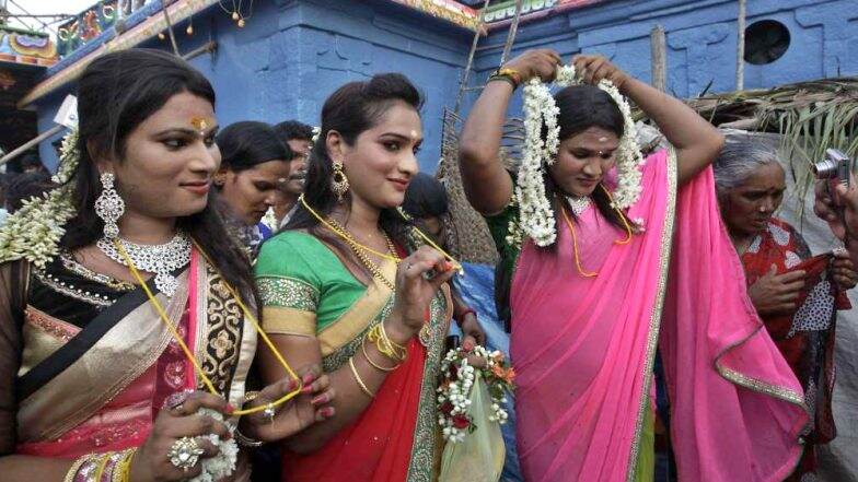 सूरत: मनचाहा नेग ना देने पर किन्नरों ने नवजात के पिता को बुरी तरह पीटा, इलाज के दौरान हुई मौत सूरत: मनचाहा नेग ना देने पर किन्नरों ने नवजात के पिता को बुरी तरह पीटा, इलाज के दौरान हुई मौत