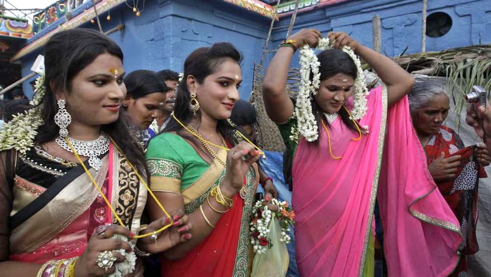 सूरत: मनचाहा नेग ना देने पर किन्नरों ने नवजात के पिता को बुरी तरह पीटा, इलाज के दौरान हुई मौत सूरत: मनचाहा नेग ना देने पर किन्नरों ने नवजात के पिता को बुरी तरह पीटा, इलाज के दौरान हुई मौत