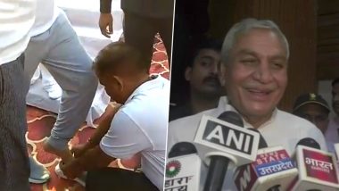 सरकारी कर्मचारी से जूते पहनते कैमरे में कैद हुए यूपी के मंत्री लक्ष्मी नारायण, बाद में दिया भगवान राम और भरत का उदाहरण- Video