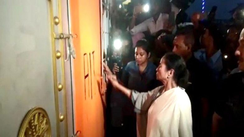 पश्चिम बंगाल में राजनीतिक जंग हुई और तीखी, ममता बनर्जी ने बीजेपी दफ्तर का तुड़वाया ताला, कमल पर पेंट कर खुद बनाया टीएमसी का निशान