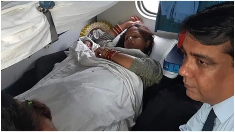 चलती ट्रेन में गर्भवती महिला को हुई प्रसव पीड़ा, डॉक्टर नहीं मिला तो TTE ने ही कराई डिलीवरी, रेलवे ने की तारीफ