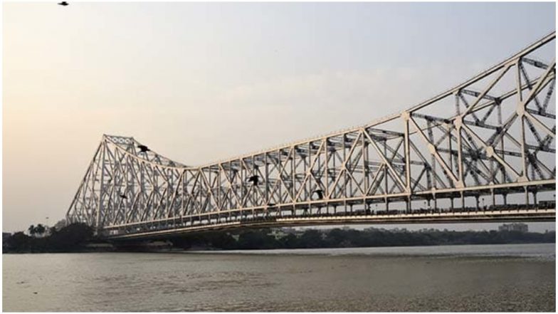कोलकाता में लाइव स्टंट दिखा रहा जादूगर गंगा में डूबा, हाथ-पैर जंजीर से बांधकर नदी में उतरा था