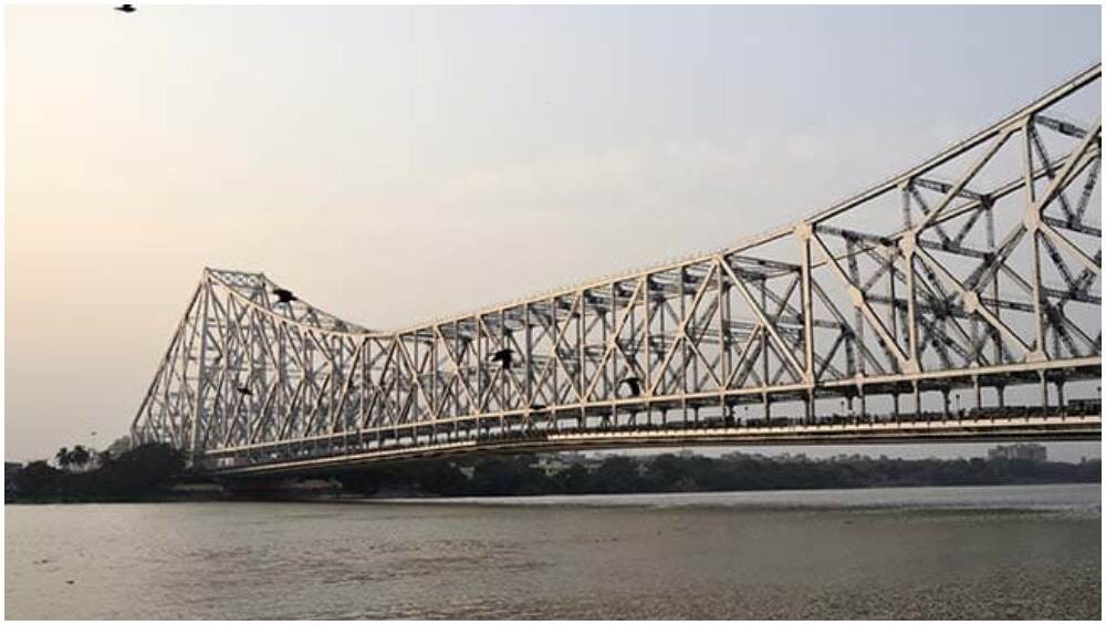 कोलकाता में लाइव स्टंट दिखा रहा जादूगर गंगा में डूबा, हाथ-पैर जंजीर से बांधकर नदी में उतरा था कोलकाता में लाइव स्टंट दिखा रहा जादूगर गंगा में डूबा, हाथ-पैर जंजीर से बांधकर नदी में उतरा था