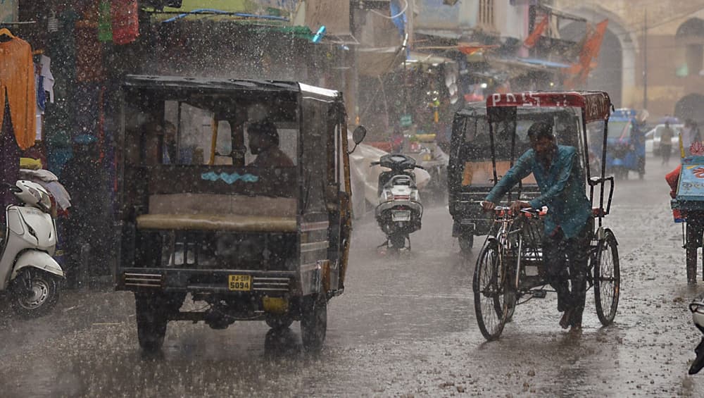 दिल्ली-NCR में झमाझम बारिश से मौसम हुआ सुहाना, इन राज्यों के लिए मौसम विभाग ने जारी किया अलर्ट दिल्ली-NCR में झमाझम बारिश से मौसम हुआ सुहाना, इन राज्यों के लिए मौसम विभाग ने जारी किया अलर्ट