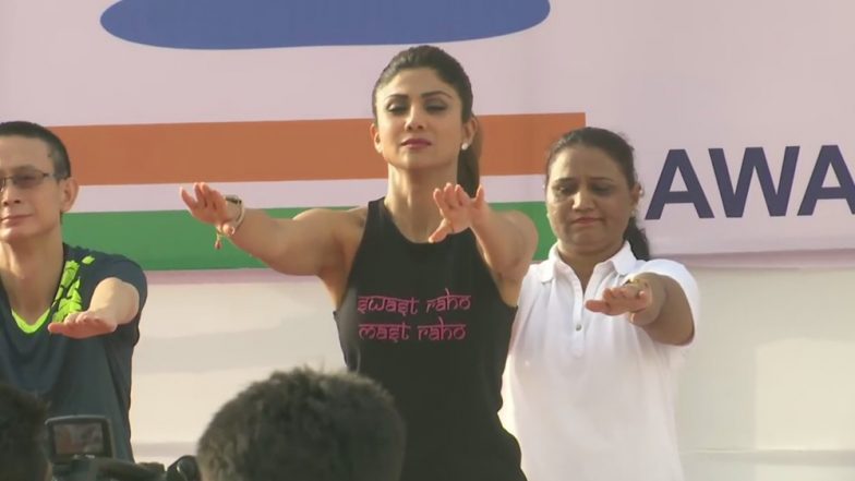 International Yoga Day 2019: बॉलीवुड अभिनेत्री शिल्पा शेट्टी ने योग कर फैन्स को किया प्रेरित, देखें तस्वीरें