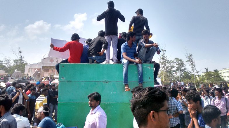 अब UP के यूनिवर्सिटियों में देश विरोधी नारे लगाना पड़ेगा भारी, कड़े कानून लाने जा रही है योगी सरकार